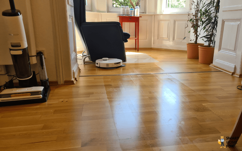 ECOVACS DEEBOT T30 PRO OMNI убирает пол в доме.
